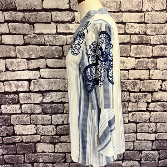 Chico's Blue & White L-Sleeve Top Size M - Picture 3 of 8